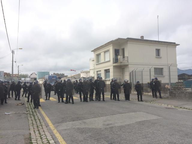 Les gendarmes mobiles ont repris l'entrée du dépôt pétrolier.