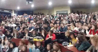 Communiqué de presse de l’Assemblée Générale de l’Université Lumière Lyon 2 – 12 décembre 2018 Communiqué de presse de l’Assemblée Générale de l’Université Lumière Lyon 2 – 12 décembre 2018